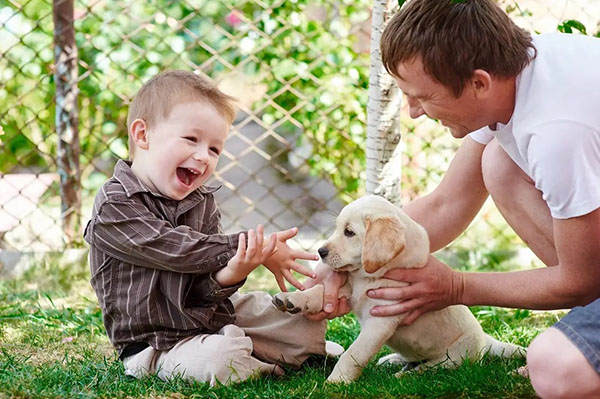 Bố mẹ nên dạy trẻ về lòng bao dung, tình yêu thương con người, động vật