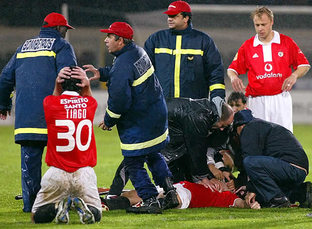 Tiền đạo Benfica bất ngờ tử vong sau khi nhận thẻ vàng