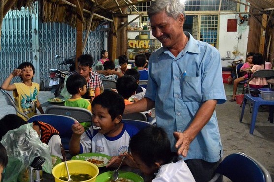 Lớp học tình thương của “ông giáo” Sài Gòn | Báo Pháp luật Việt Nam điện tử